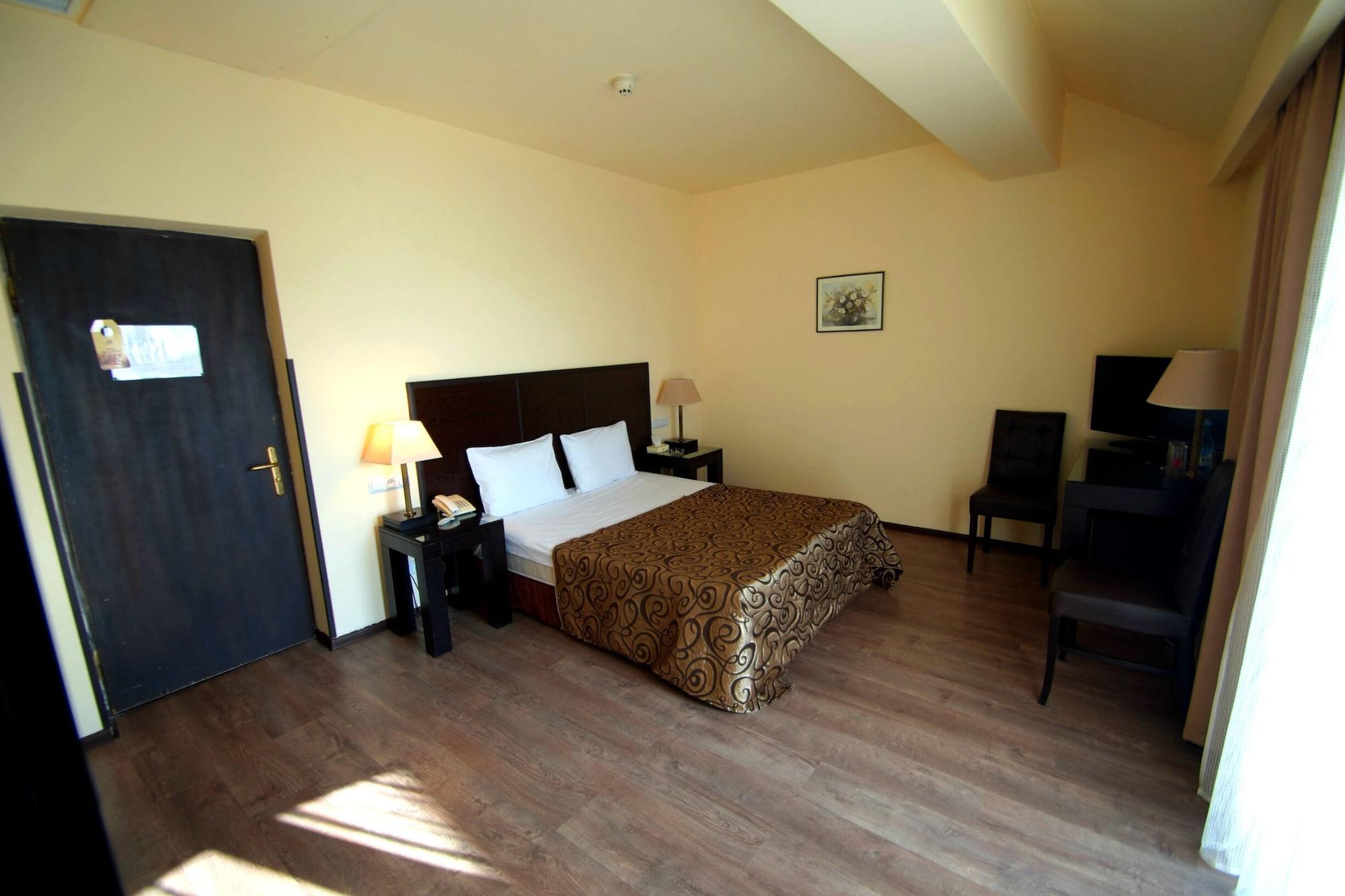 Regineh Hotel