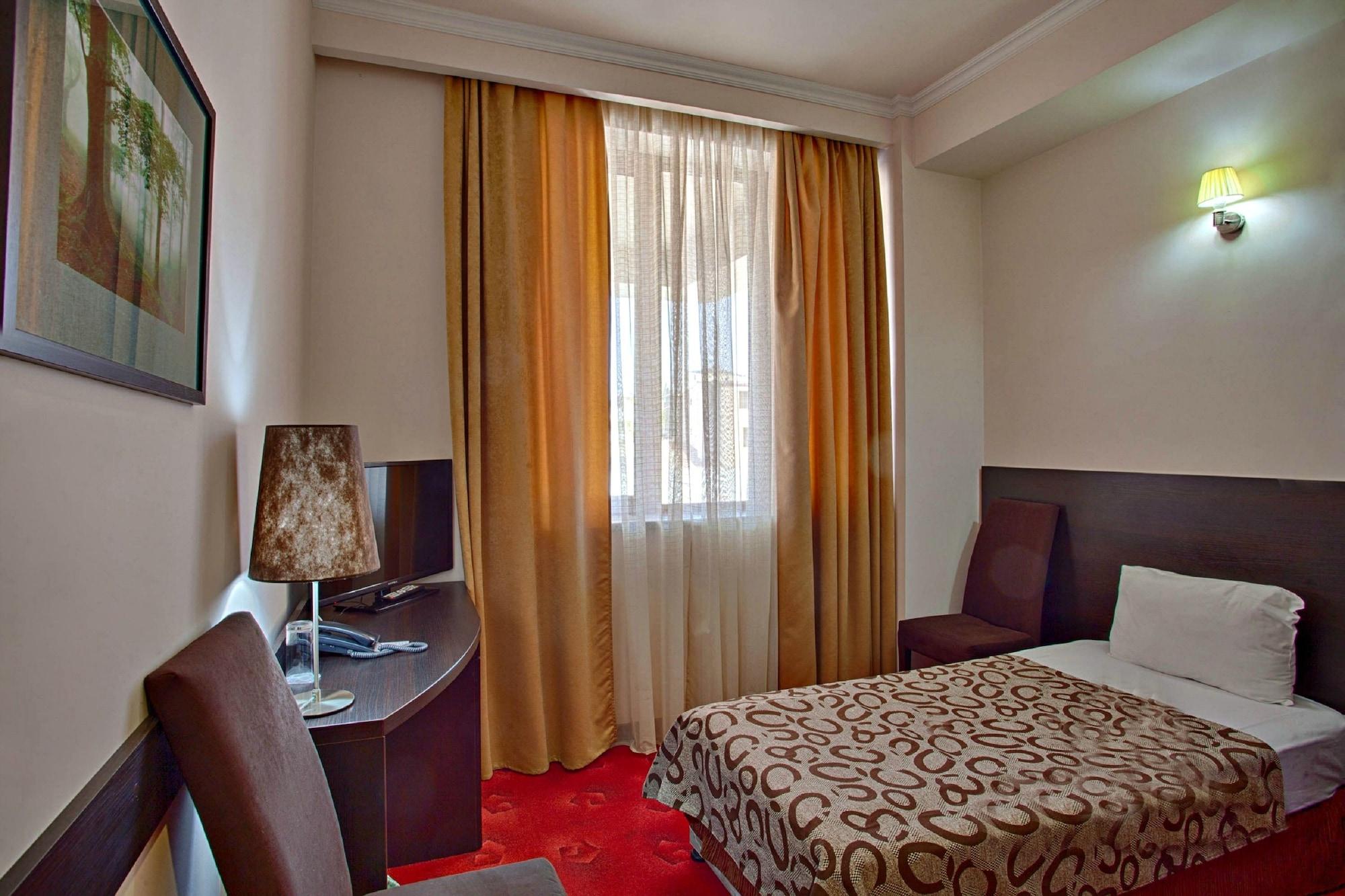 Hotel Regineh 4*