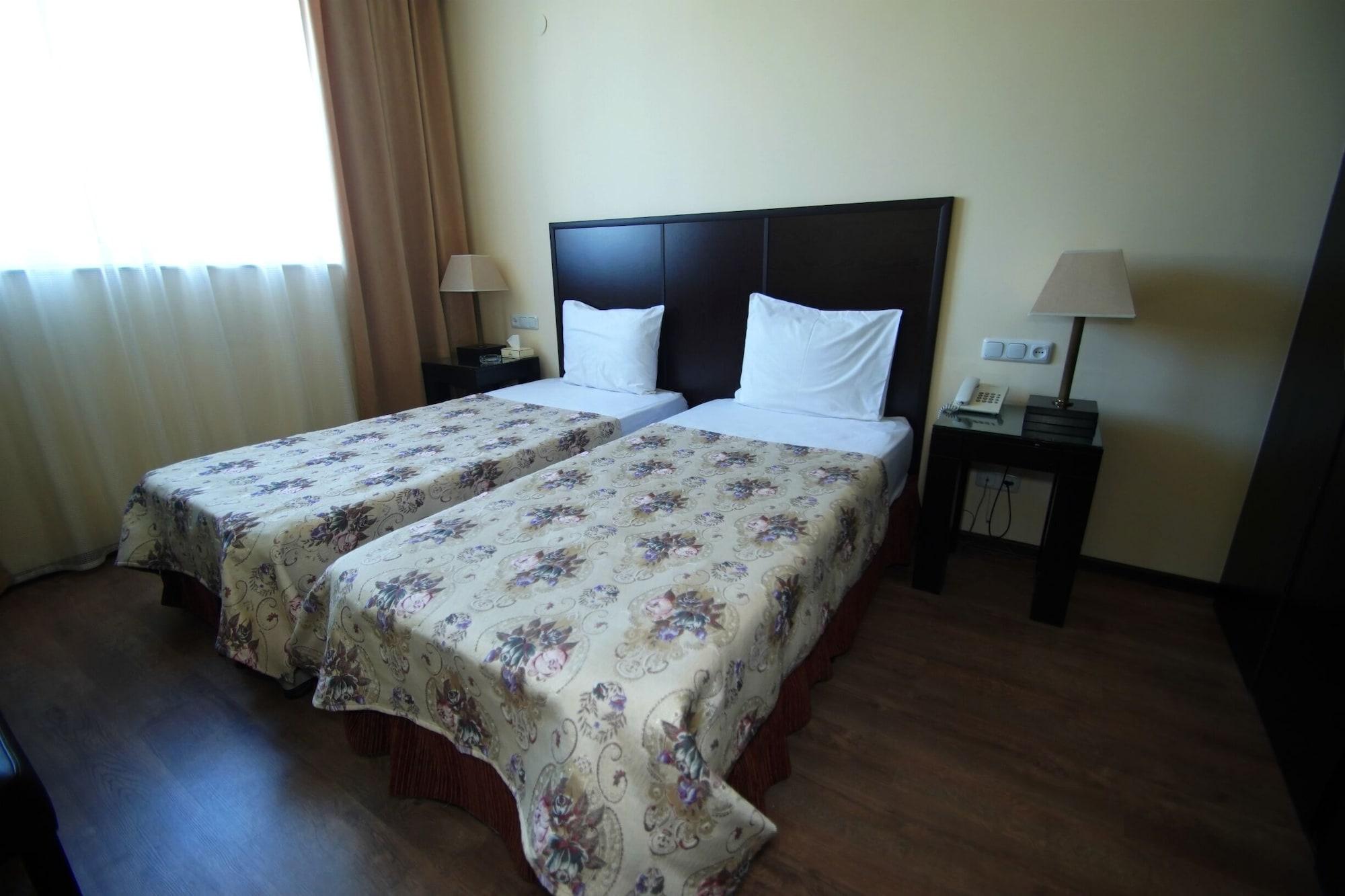 Hotel Regineh